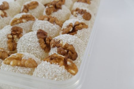 تزئین باسلوق گردویی با پودر نارگیل و گردو، سرو در قالب‌های زیبا