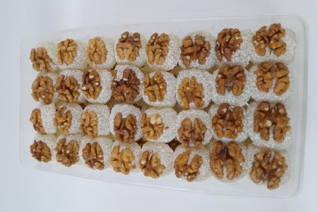 مخلوط کردن نشاسته، عسل و گلاب در قابلمه برای تهیه باسلوق