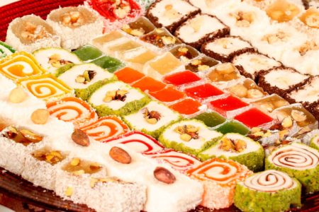 چطور شیرینی لوکوم خانگی درست کنیم؟ دستورالعمل ساده و سریع