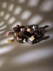 شیرینی شب یلدا با طعم سنتی چرا راحت‌الحلقوم عمده بهترین انتخاب برای فروش در شب یلداست؟